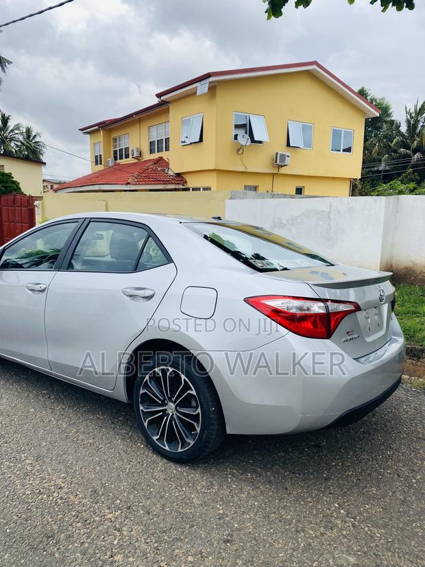 Toyota Corolla S 4dr Sedan (1.8L 4cyl CVT) 2016 Silver photo 2