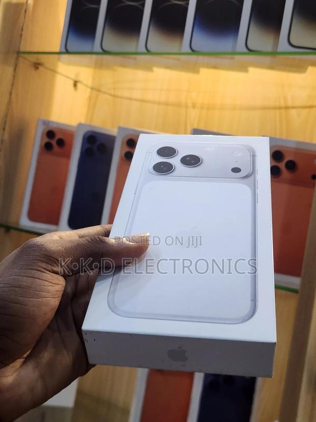 New Apple iPhone 17 Pro Max 256 GB Silver photo 3