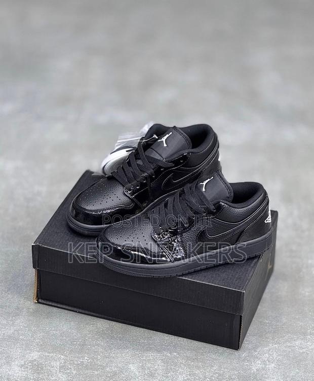 Jordan Air Jordan 1 Low "Triple Black" · Photo 4