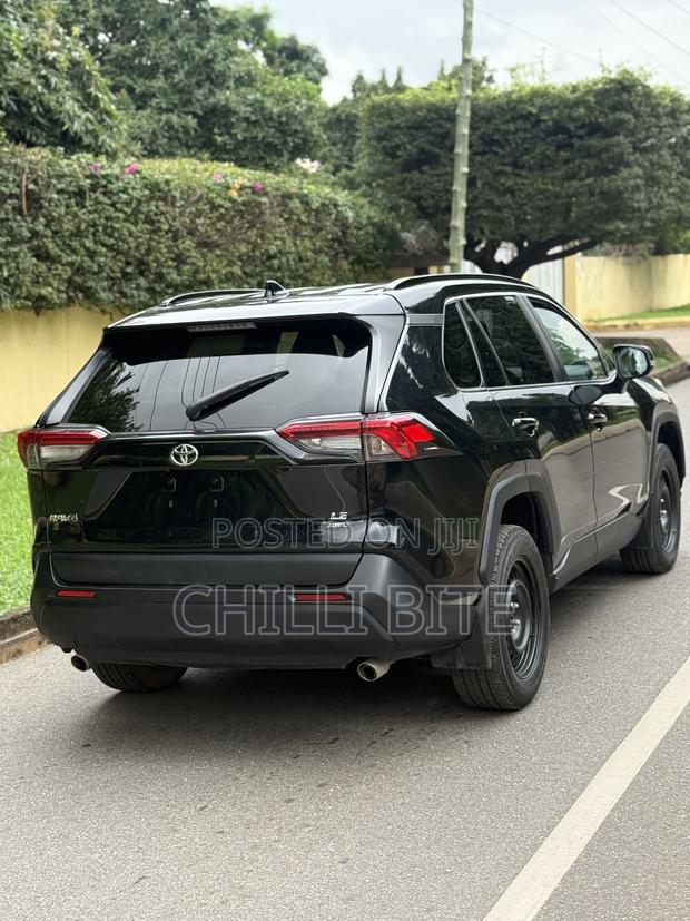 Toyota RAV4 LE AWD 2020 Black photo 3
