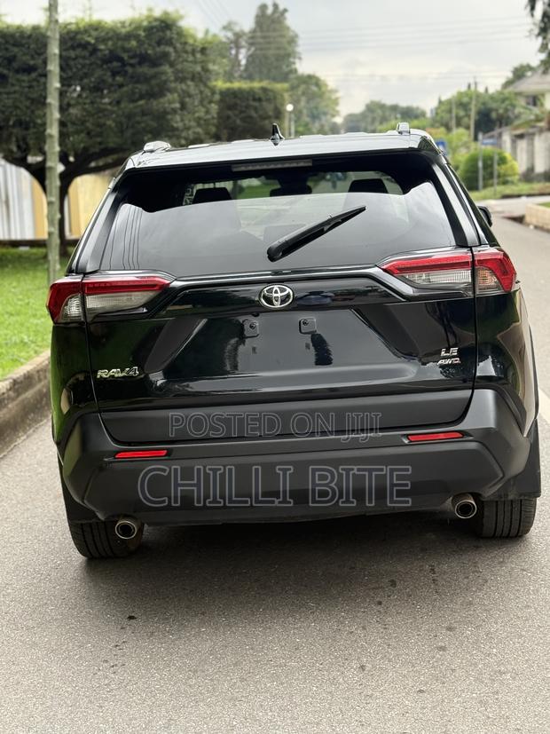 Toyota RAV4 LE AWD 2020 Black photo 5