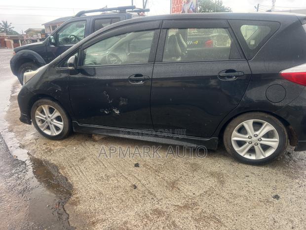 Toyota Ractis 1.5 AWD 2013 Black photo 3