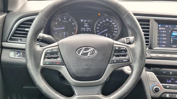 Hyundai Elantra Limited Sedan FWD (2.0L 4cyl 6A) 2017 Black