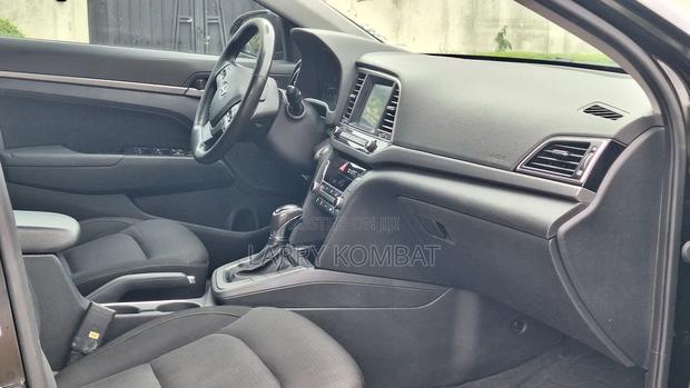 Hyundai Elantra Limited Sedan FWD (2.0L 4cyl 6A) 2017 Black