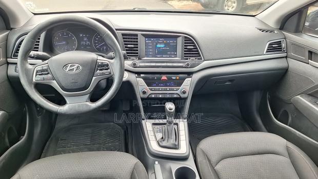 Hyundai Elantra Limited Sedan FWD (2.0L 4cyl 6A) 2017 Black