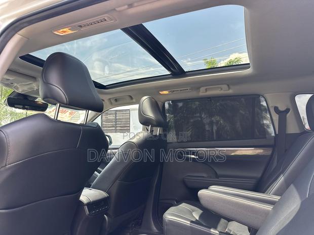 Toyota Highlander Limited AWD 2024 White photo 11