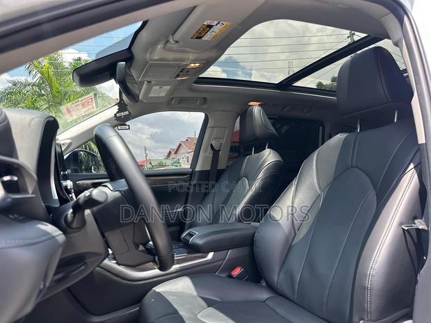 Toyota Highlander Limited AWD 2024 White photo 9