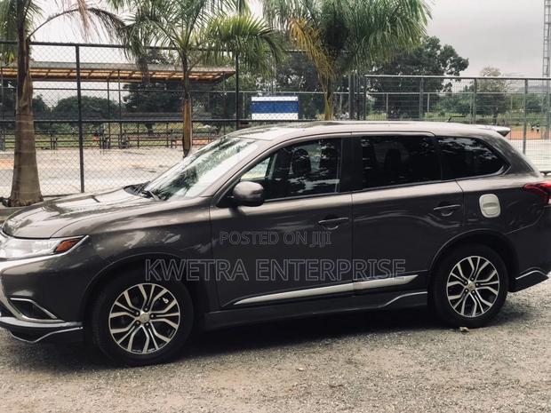 Airport Pick-Up and Drop-Off, Mitsubishi Outlander