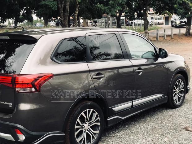 Airport Pick-Up and Drop-Off, Mitsubishi Outlander photo 3