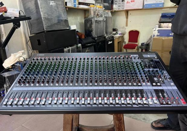 Yamaha Mgf32x 32 Channel Mixer · Photo 2