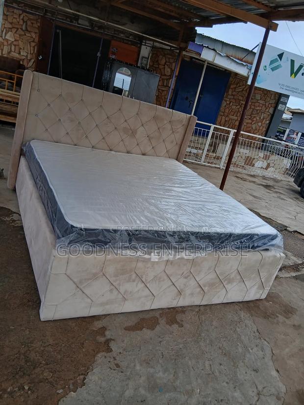 Queens Bed With Mattress · Photo 4
