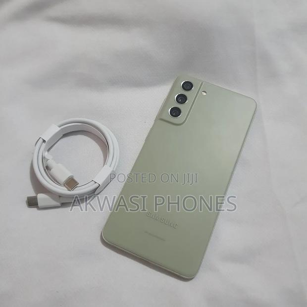 New Samsung Galaxy S21 FE 128 GB Gold photo 2