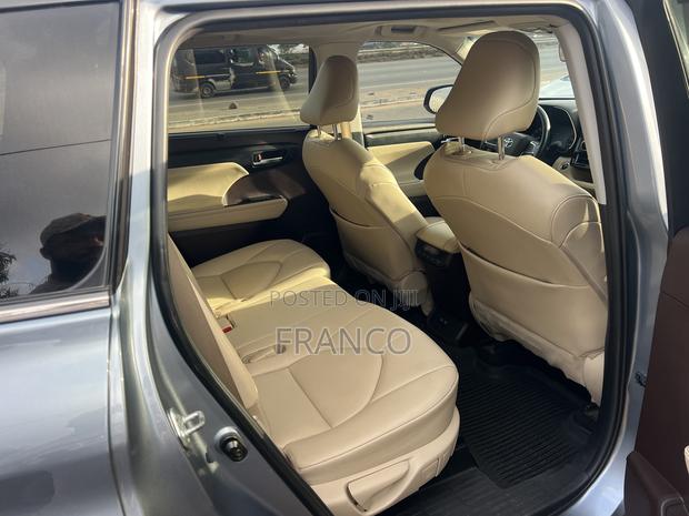 Toyota Highlander XLE 2022 Blue