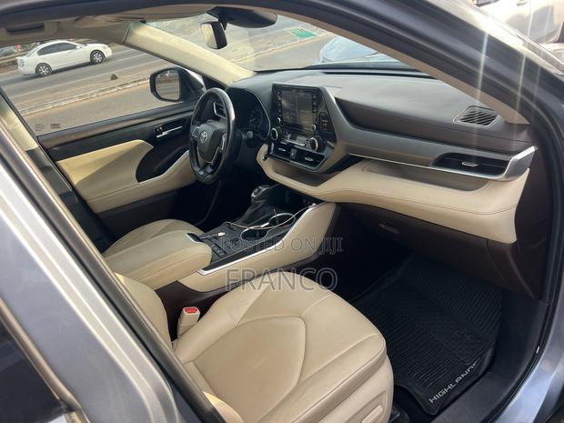 Toyota Highlander XLE 2022 Blue