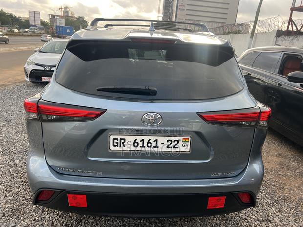 Toyota Highlander XLE 2022 Blue