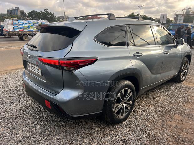 Toyota Highlander XLE 2022 Blue