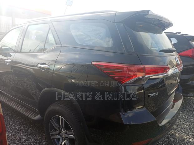 New Toyota Fortuner 2025 Black photo 2