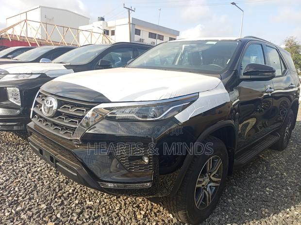New Toyota Fortuner 2025 Black photo 3