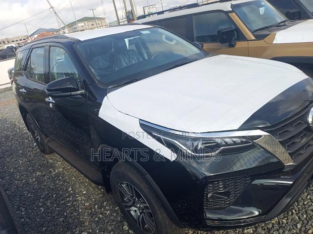 New Toyota Fortuner 2025 Black photo 4