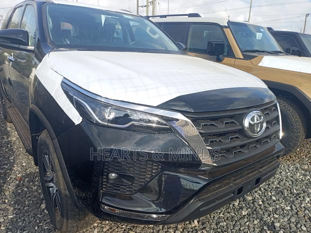 New Toyota Fortuner 2025 Black photo 5