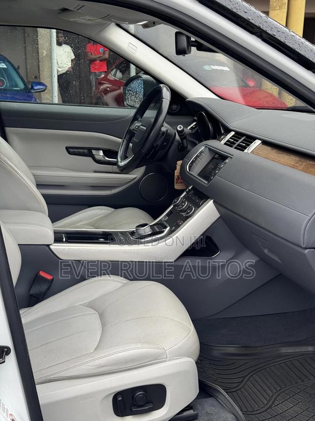 Land Rover Range Rover Evoque HSE 5dr 4x4 (2.0L 4cyl 9A) 2016 White