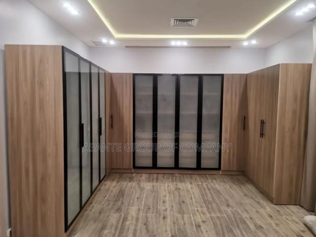 Quality, Modern and Affordable Walk in Wardrobe · Photo 2