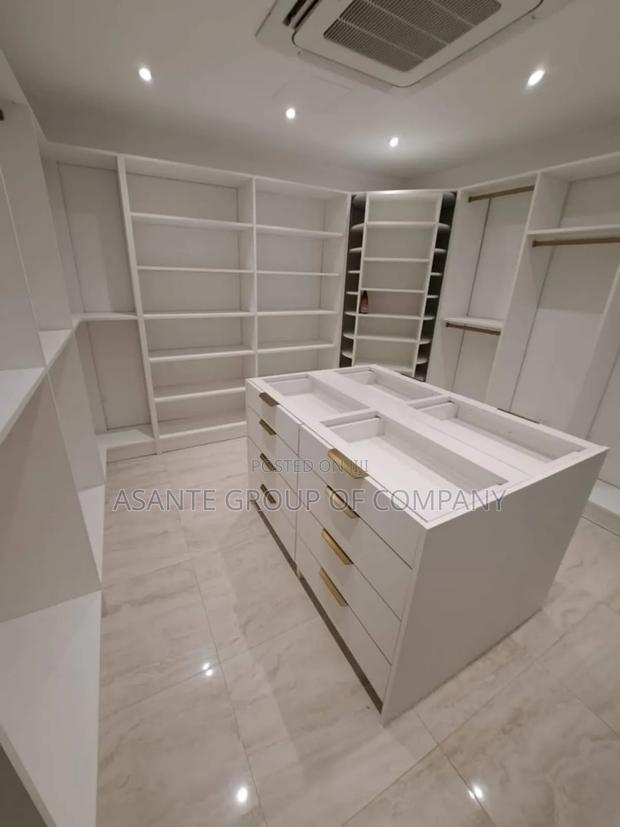 Quality, Modern and Affordable Walk in Wardrobe · Photo 3
