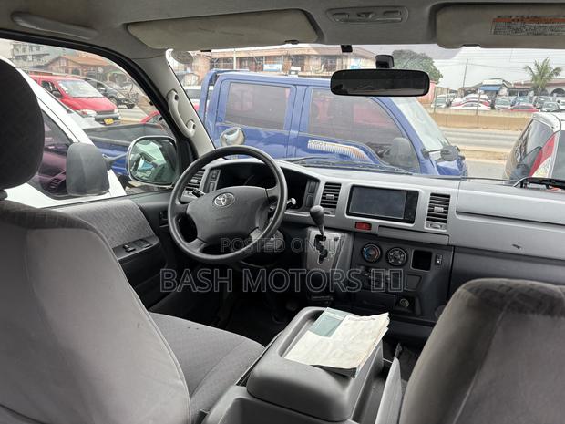 Toyota HiAce 2012 Silver