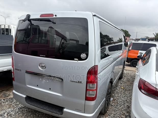 Toyota HiAce 2012 Silver