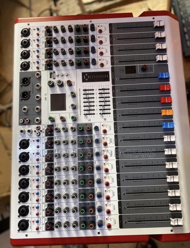 Qr -12 Channel Powered Mixer · Photo 2