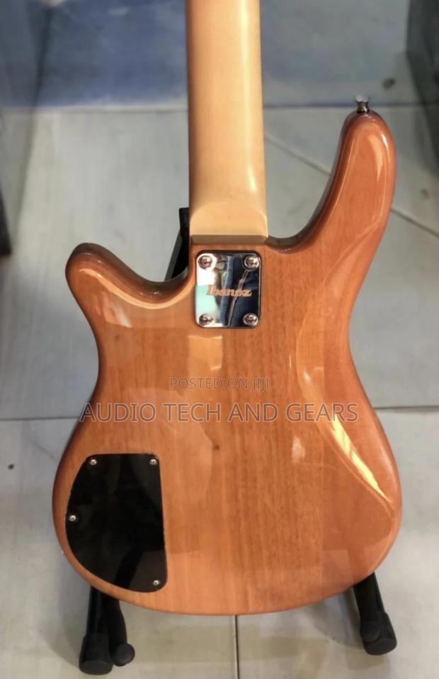 Ibanez Passive Bass Guitar · Photo 4