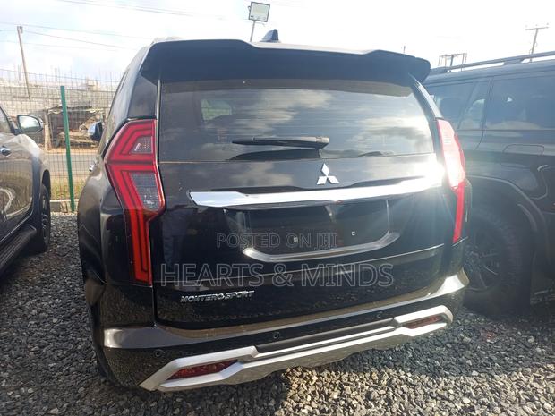 New Mitsubishi Montero Sport 2025 Black photo 3