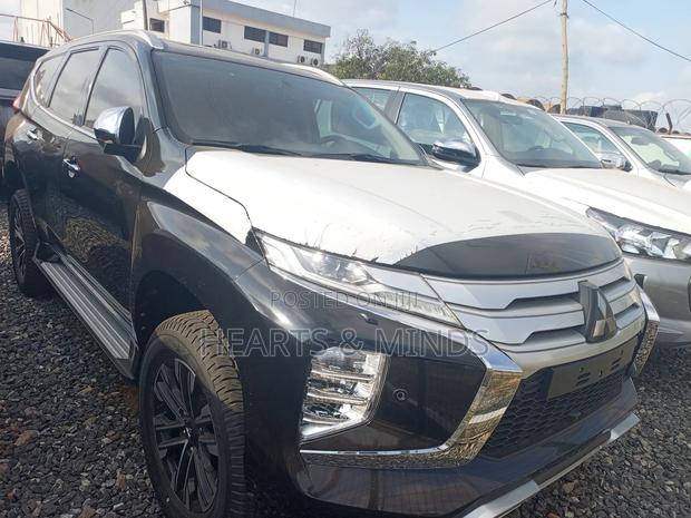 New Mitsubishi Montero Sport 2025 Black photo 4