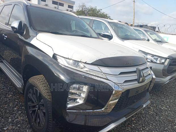 New Mitsubishi Montero Sport 2025 Black photo 5