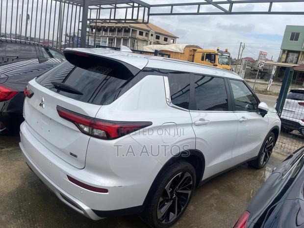 Mitsubishi Outlander SE 2022 White