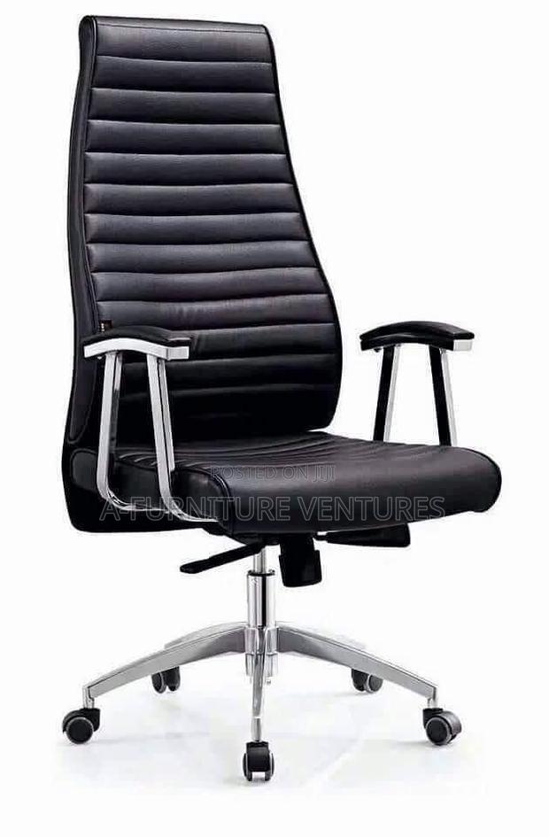 High-Back Manager Leather Chair · Photo 2