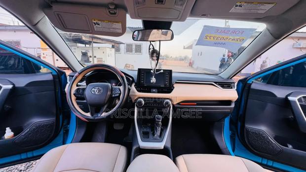 Toyota RAV4 2020 Blue