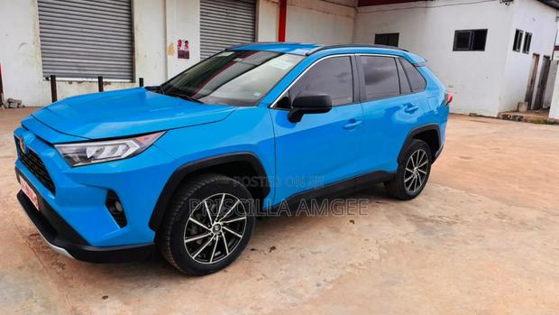 Toyota RAV4 2020 Blue