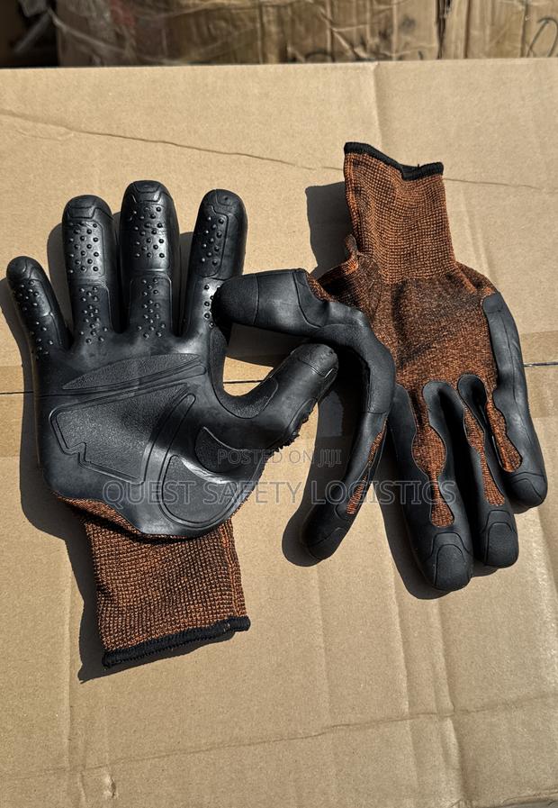Electrical Hand Gloves Short · Photo 2