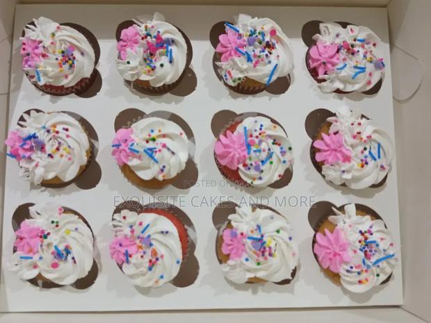 12 Vanilla and Strawberry Cupcakes, Order · Photo 3