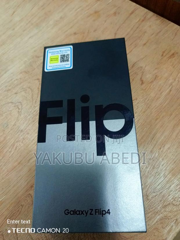 New Samsung Galaxy Z Flip4 256 GB Purple · Photo 2
