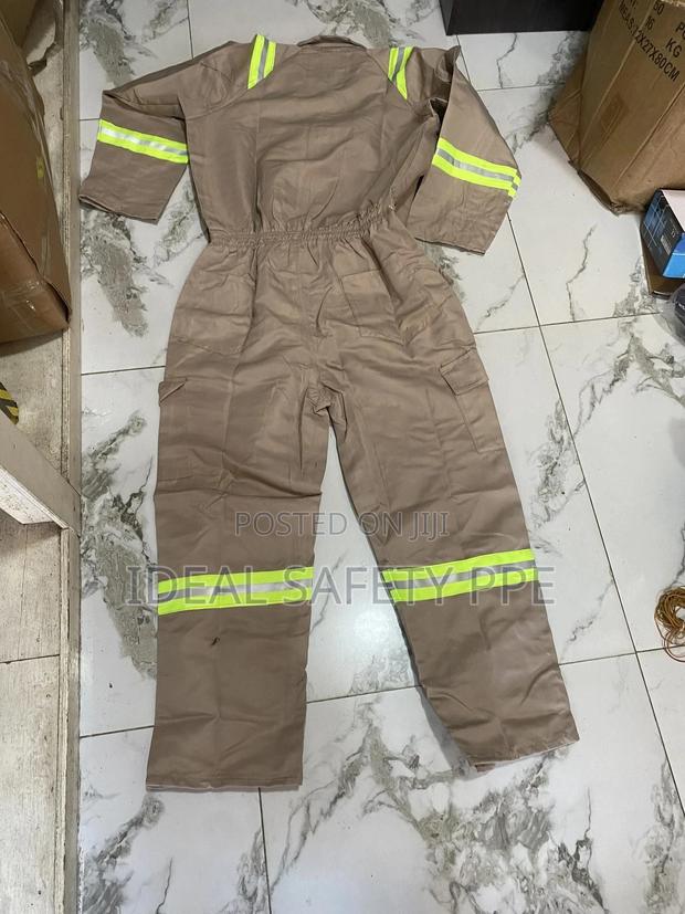 Fire-resistant Reflective Coverall · Photo 4