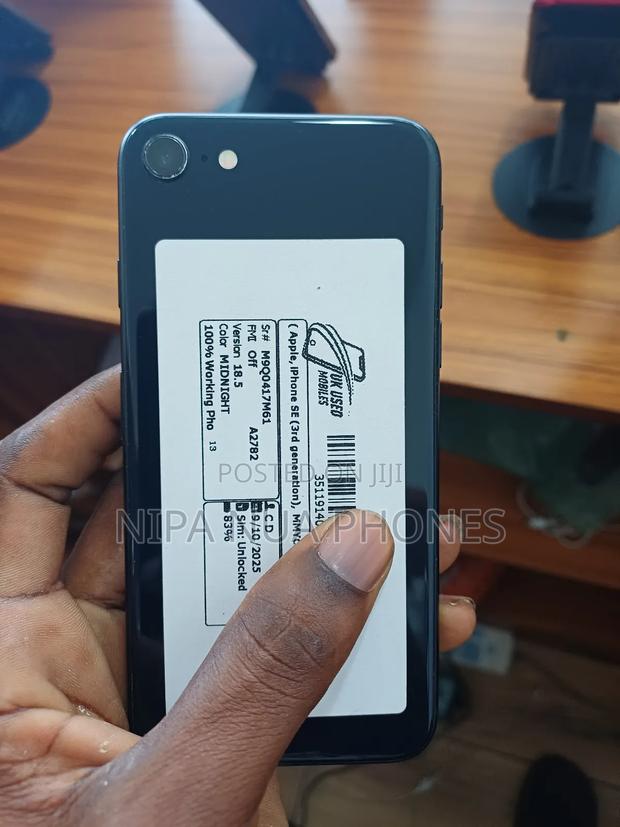 Apple iPhone SE (2022) 64 GB Black · Photo 1