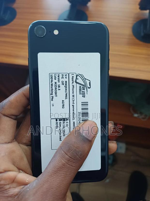 Apple iPhone SE (2022) 64 GB Black · Photo 2
