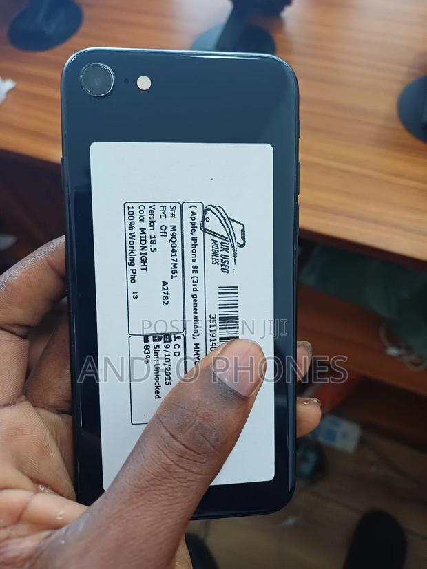 Apple iPhone SE (2022) 64 GB Black · Photo 1