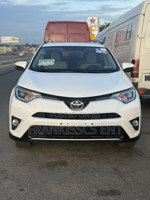 Toyota RAV4 XLE 4dr SUV AWD (2.5L 4cyl 6A) 2018 White photo 4