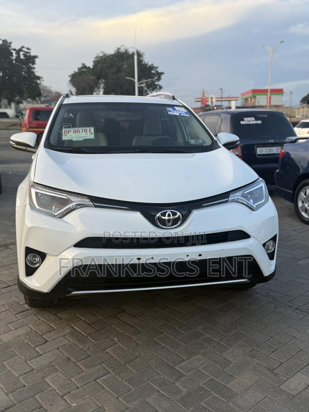 Toyota RAV4 XLE 4dr SUV AWD (2.5L 4cyl 6A) 2018 White photo 6