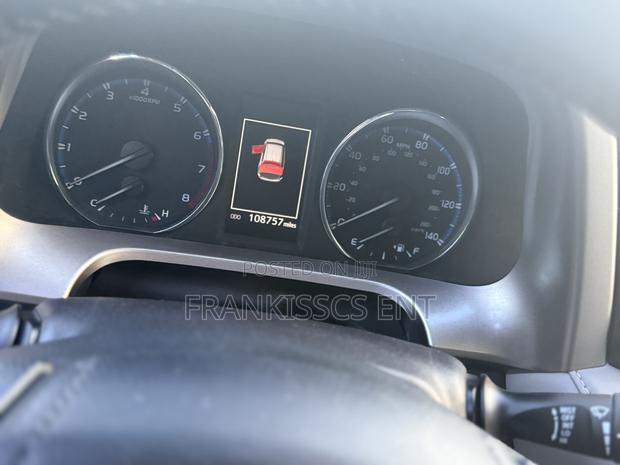 Toyota RAV4 XLE 4dr SUV AWD (2.5L 4cyl 6A) 2018 White photo 12