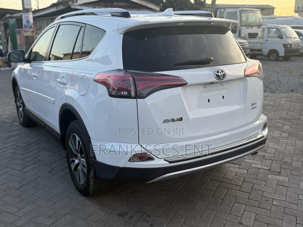 Toyota RAV4 XLE 4dr SUV AWD (2.5L 4cyl 6A) 2018 White photo 8