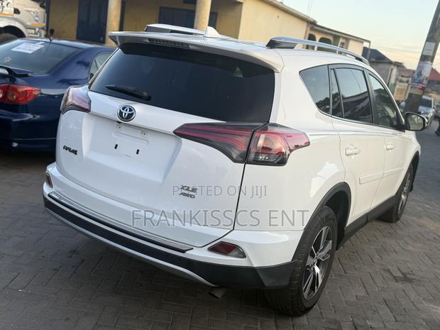 Toyota RAV4 XLE 4dr SUV AWD (2.5L 4cyl 6A) 2018 White photo 7